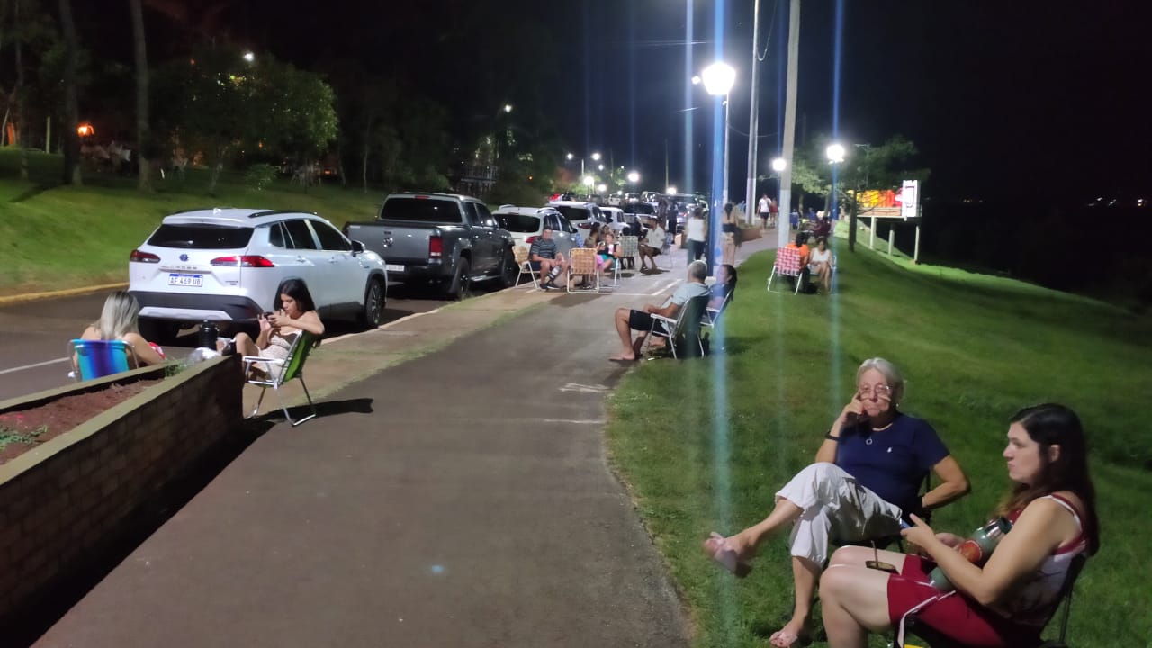 costanera-eldorado-gente-noche