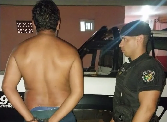 hombre borracho dejó su auto e intentó escapar de un control