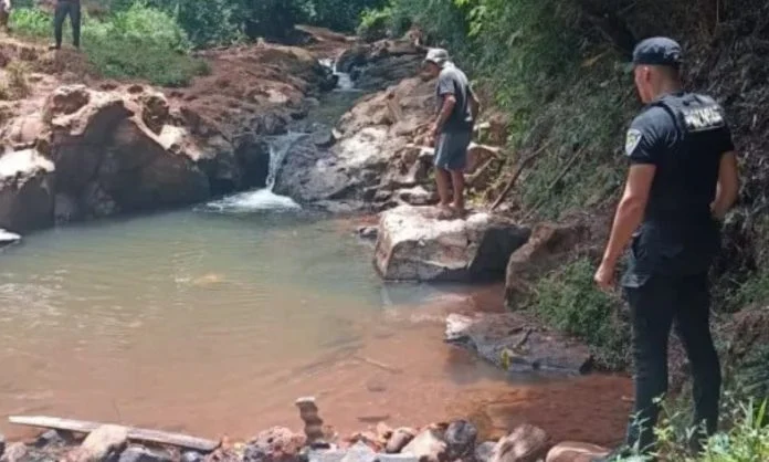 hombre sin vida y semidesnudo en un arroyo de San Vicente