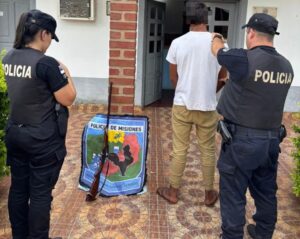 Detuvieron a un joven por agredir y amenazar a su pareja con un arma