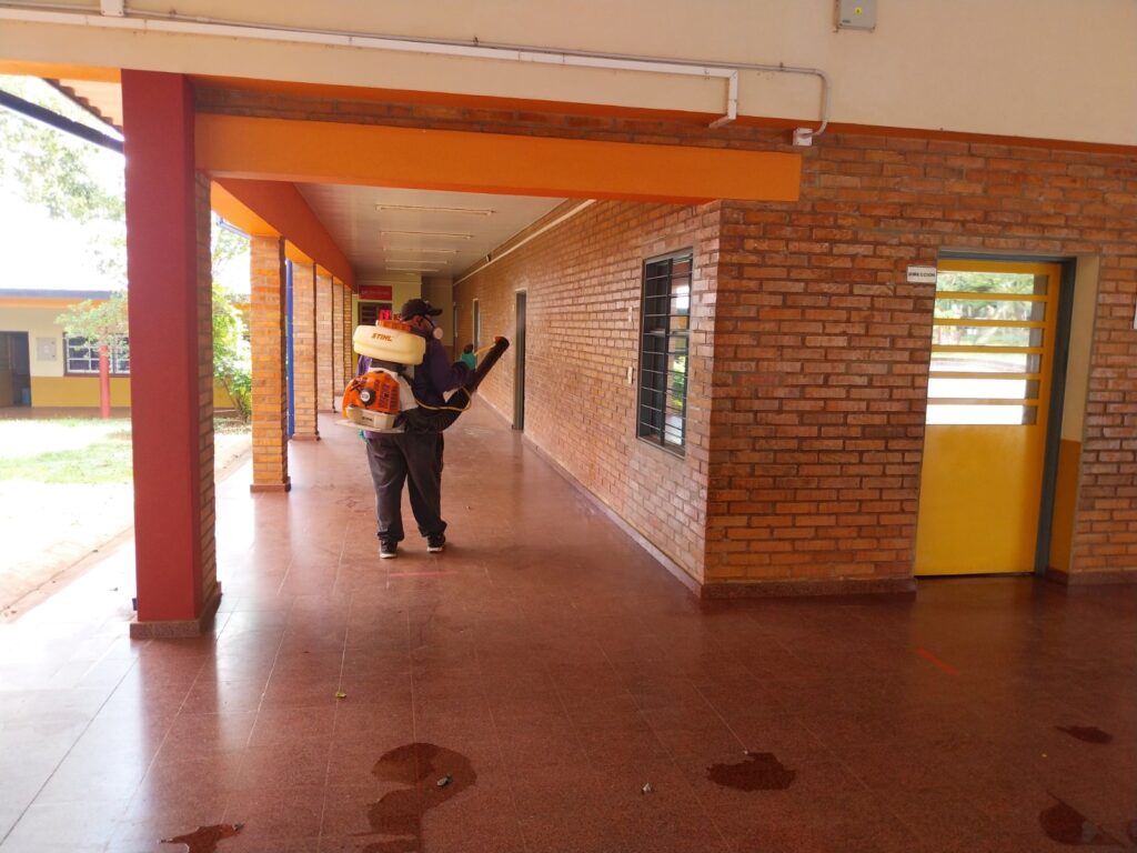 Eldorado realiza un operativo de fumigación en escuelas antes del inicio de clases