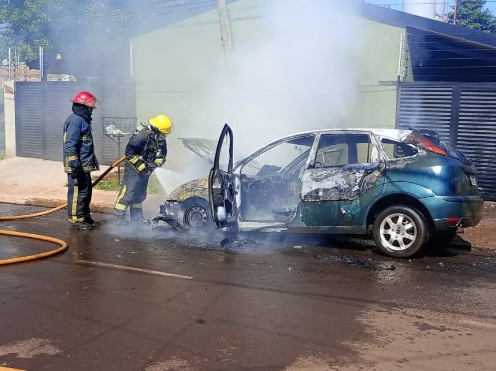 Un auto estacionado se incendió por completo en Puerto Iguazú