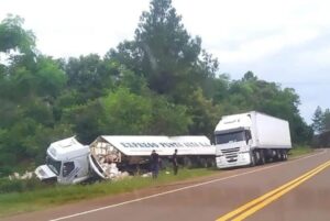Un camión cargado de frutas volcó sobre la Ruta 14