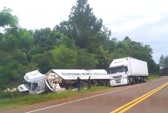 Un camión cargado de frutas volcó sobre la Ruta 14