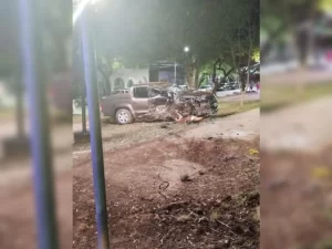Una camioneta terminó en una plazoleta tras chocar con un auto