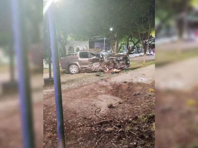 Una camioneta terminó en una plazoleta tras chocar con un auto