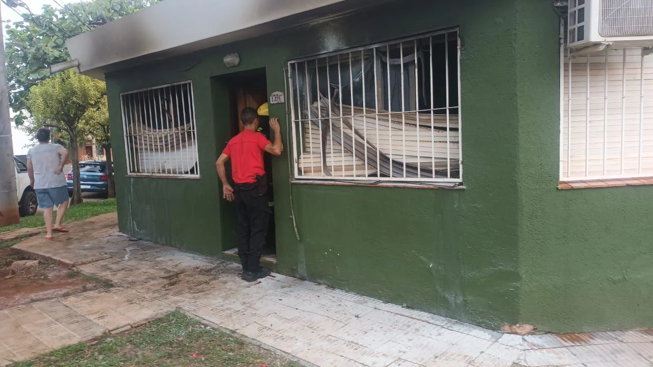 Una comerciante fue apuñalada 22 veces y le incendiaron la casa