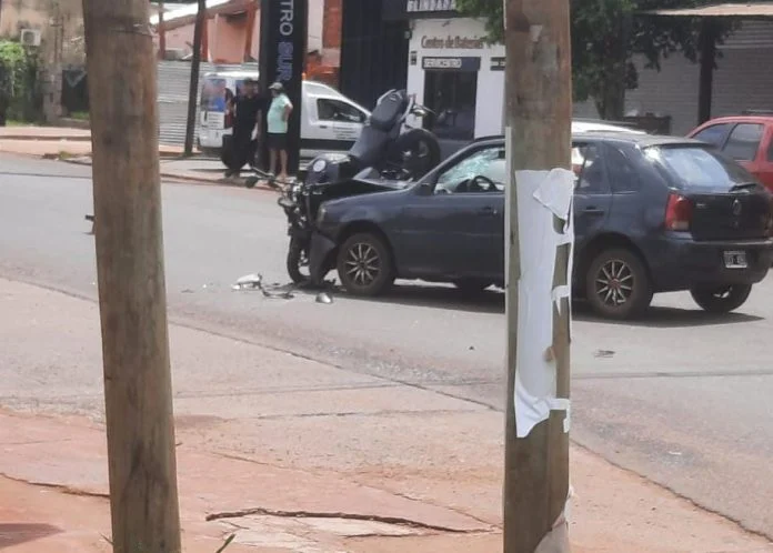 Una mujer falleció en un choque entre auto y moto
