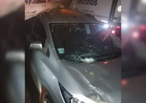 camión derribó un poste de luz y dejó sin energía a un barrio de Puerto Iguazú