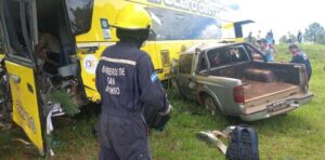 choque frontal entre un colectivo y una camioneta en la Ruta 14