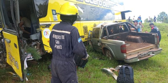 choque frontal entre un colectivo y una camioneta en la Ruta 14