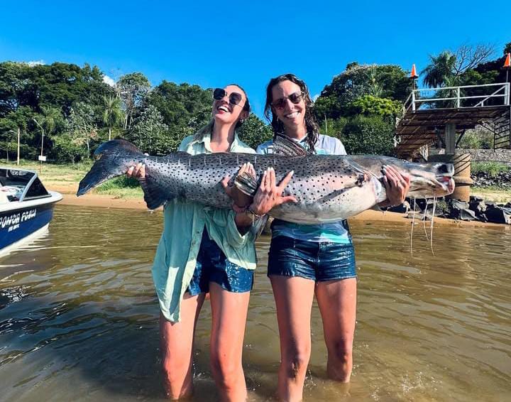 dos mujeres de Eldorado pescaron un surubí de 55 kilos