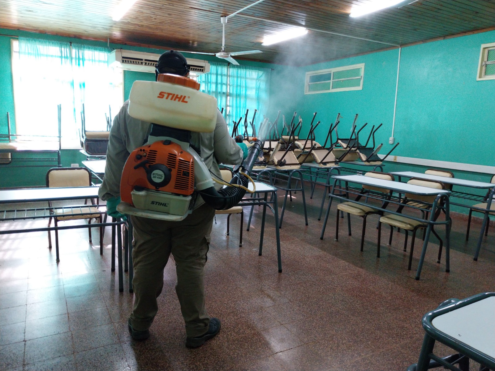 Eldorado realiza un operativo de fumigación en escuelas antes del inicio de clases