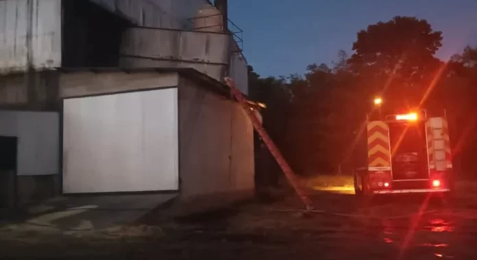 se produjo el incendio del depósito de un aserradero