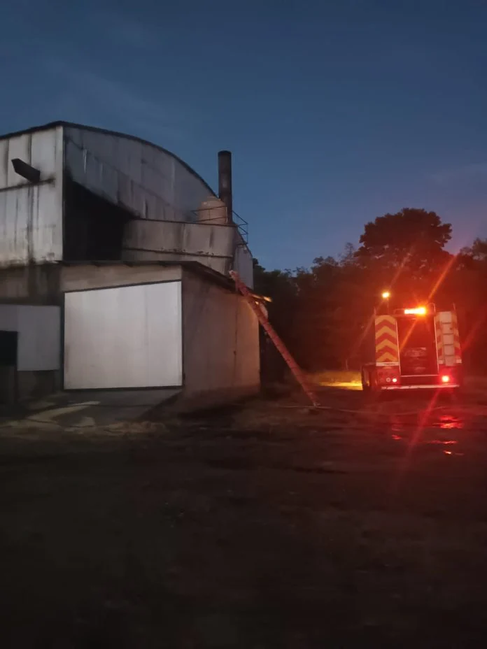 se produjo el incendio del depósito de un aserradero