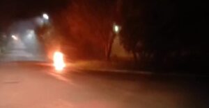 intentaron robarles y quemaron su moto
