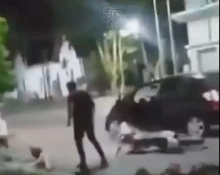 Un hombre da una paliza a su hija por manejar una moto sin casco