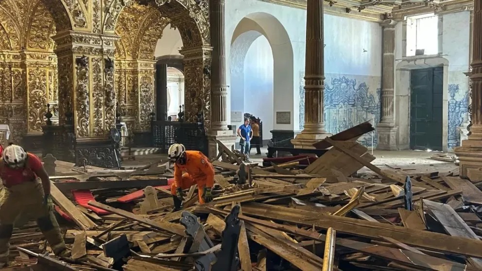 se derrumbó el techo de una iglesia histórica de BRASIL