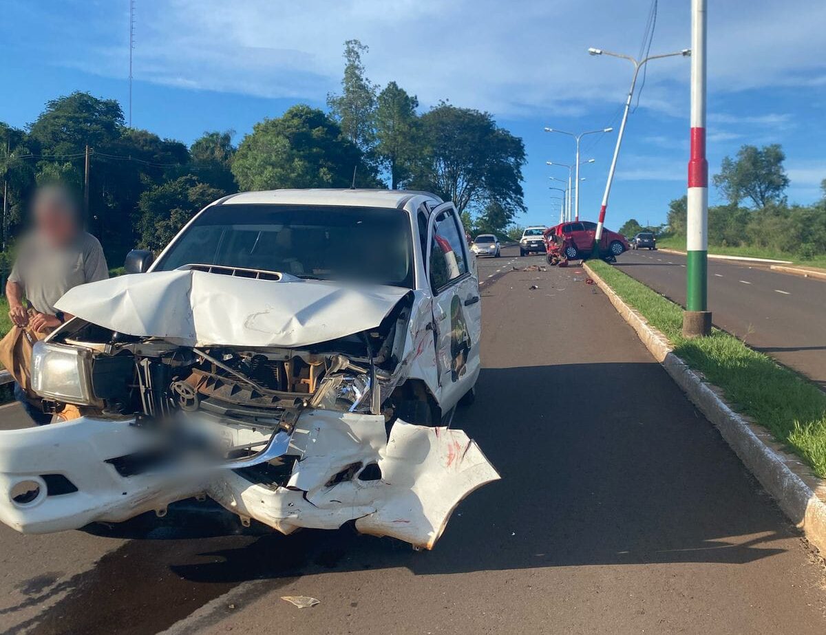 Choque en el acceso a Garupá dejó heridos y daños materiales