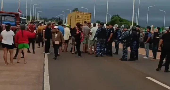 Yerbateros fueron desalojados de las casillas de ATM donde mantenían la protesta
