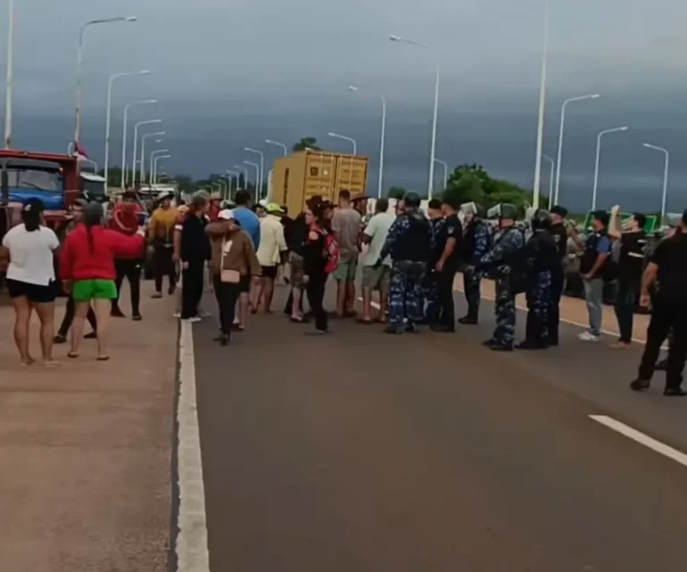 Yerbateros fueron desalojados de las casillas de ATM donde mantenían la protesta