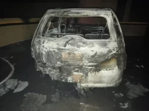 Incendio de un auto en una cochera obligó a evacuar un edificio completo