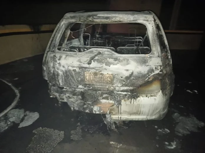 Incendio de un auto en una cochera obligó a evacuar un edificio completo
