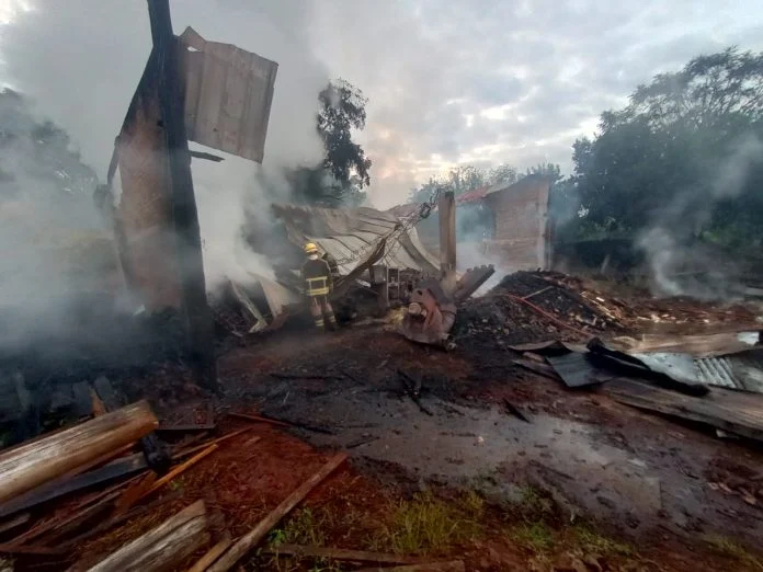 Un aserradero fue destruido por completo por un voraz incendio