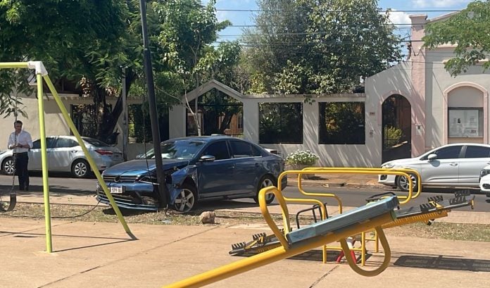 Un auto despistó y chocó contra un poste de luz