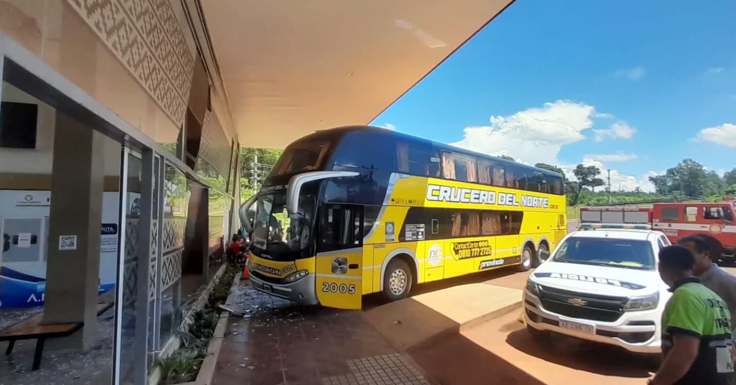 Un colectivo de Crucero del Norte chocó contra la terminal de Puerto Piray