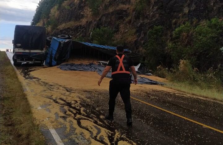 Volcó un camión con 30 toneladas de soja en la Ruta 221