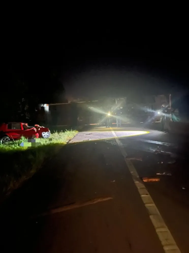 Fatal choque entre un auto y un camión