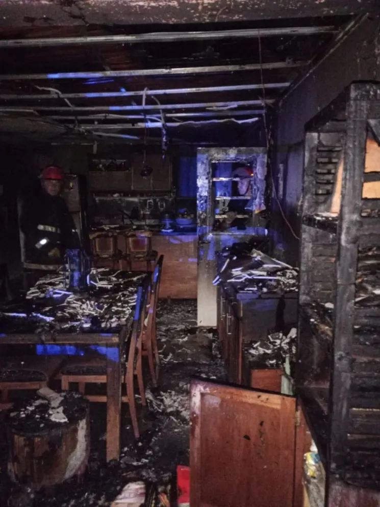 Una familia perdió todo en un incendio originado por un ventilador sobrecalentado