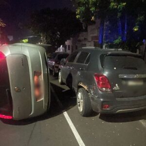 Un auto volcó tras chocar contra otro vehículo que estaba estacionado