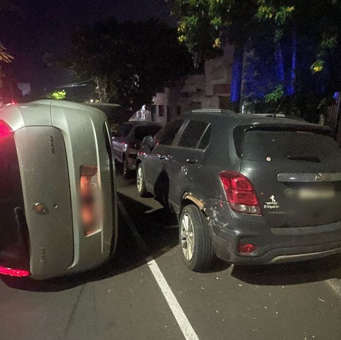Un auto volcó tras chocar contra otro vehículo que estaba estacionado