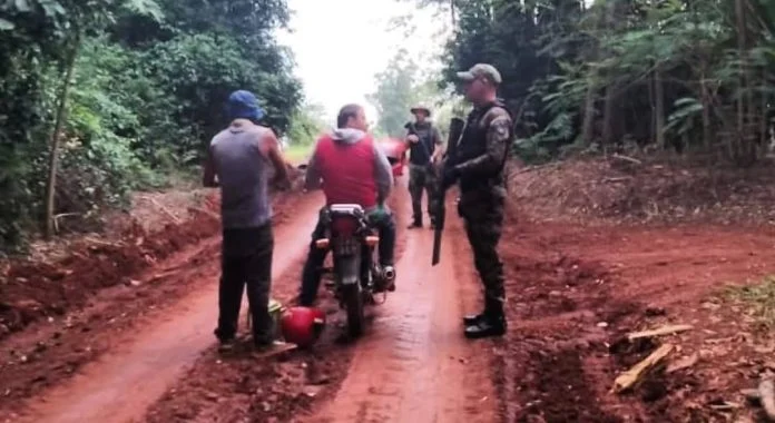 Detuvieron a un cazador furtivo que tenía armas y restos de animales