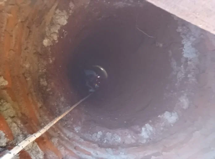 Rescataron a una niña que cayó a un pozo de 7 metros
