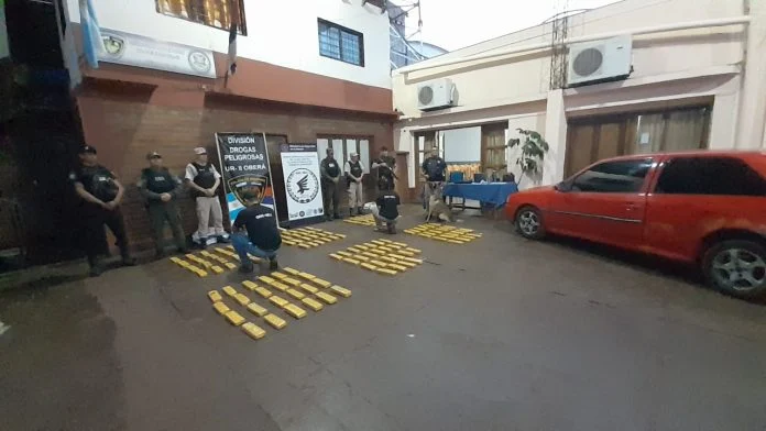 Secuestraron más de 140 panes de marihuana tras una persecución