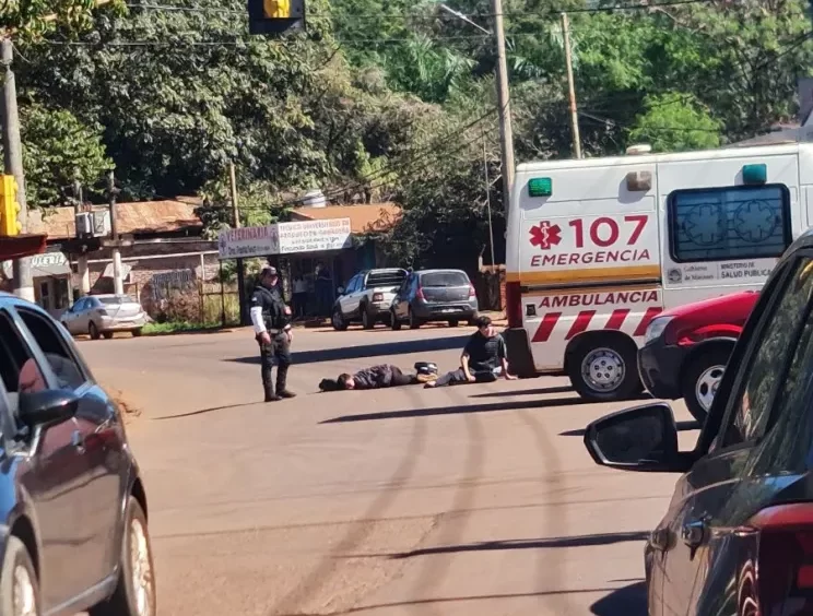 Un motociclista cruzó el semáforo en rojo y atropelló a un peatón en Eldorado
