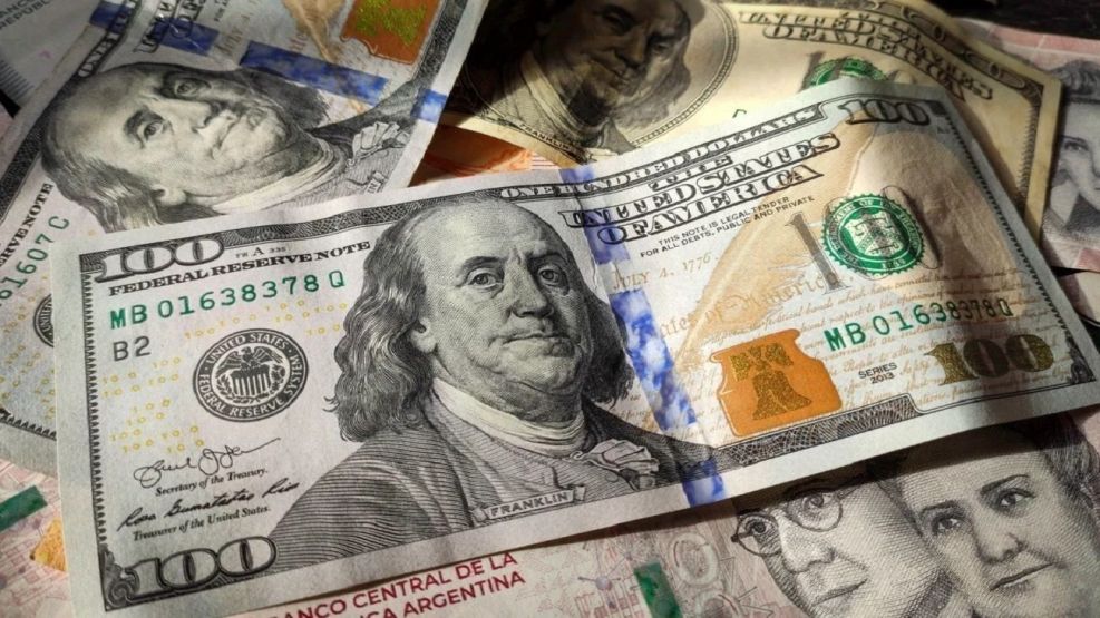 El dólar oficial registró su mayor baja en menos de 2 meses y cerró a $1350