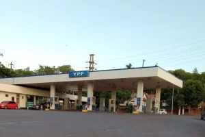 YPF evalúa bajar el precio de la nafta si continúa cayendo el crudo internacional
