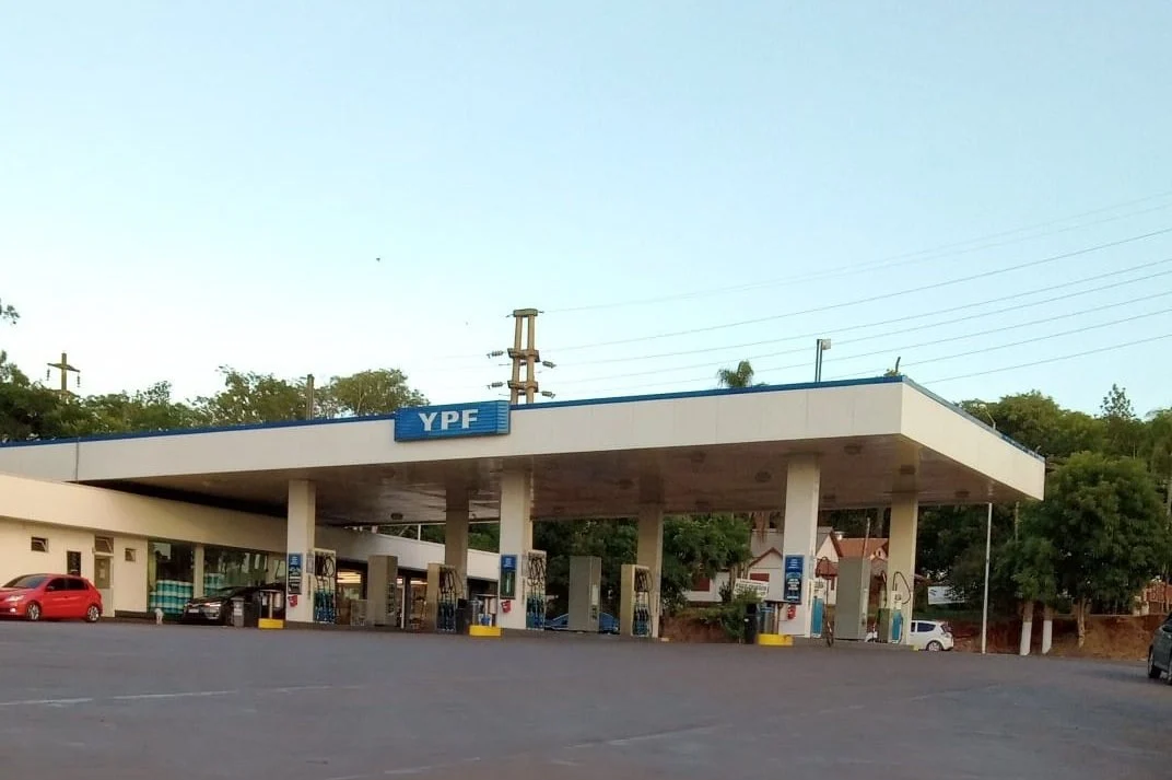 YPF evalúa bajar el precio de la nafta si continúa cayendo el crudo internacional