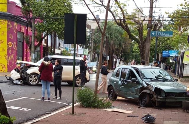 Choque en pleno microcentro de Posadas dejó heridos y dos vehículos con importantes daños