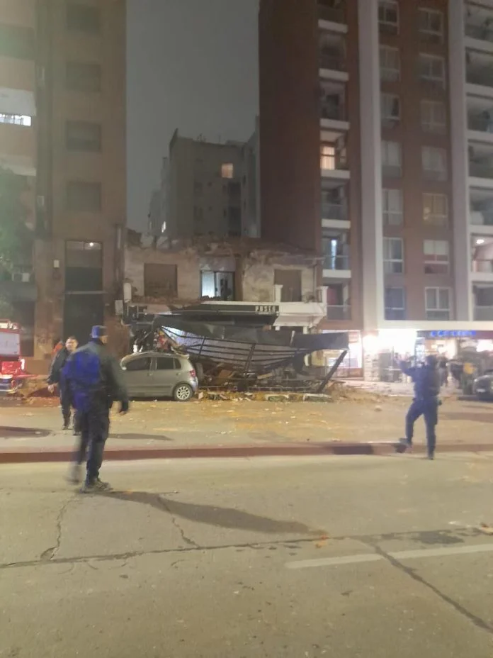 Colapsó el techo de un edificio sobre un bar