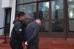 Detienen a un hombre por agredir a su familia y herir a su hijo de tres años