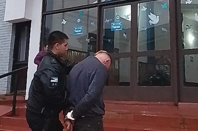 Detienen a un hombre por agredir a su familia y herir a su hijo de tres años