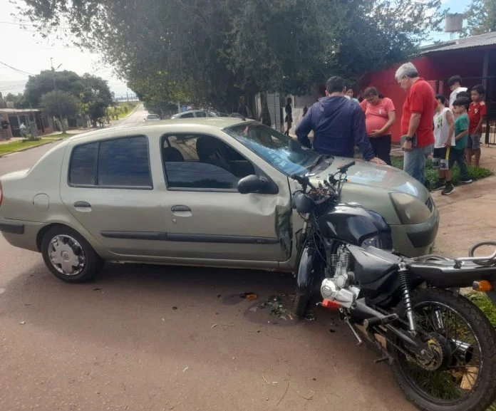 Dos heridos tras el choque entre un auto y una moto