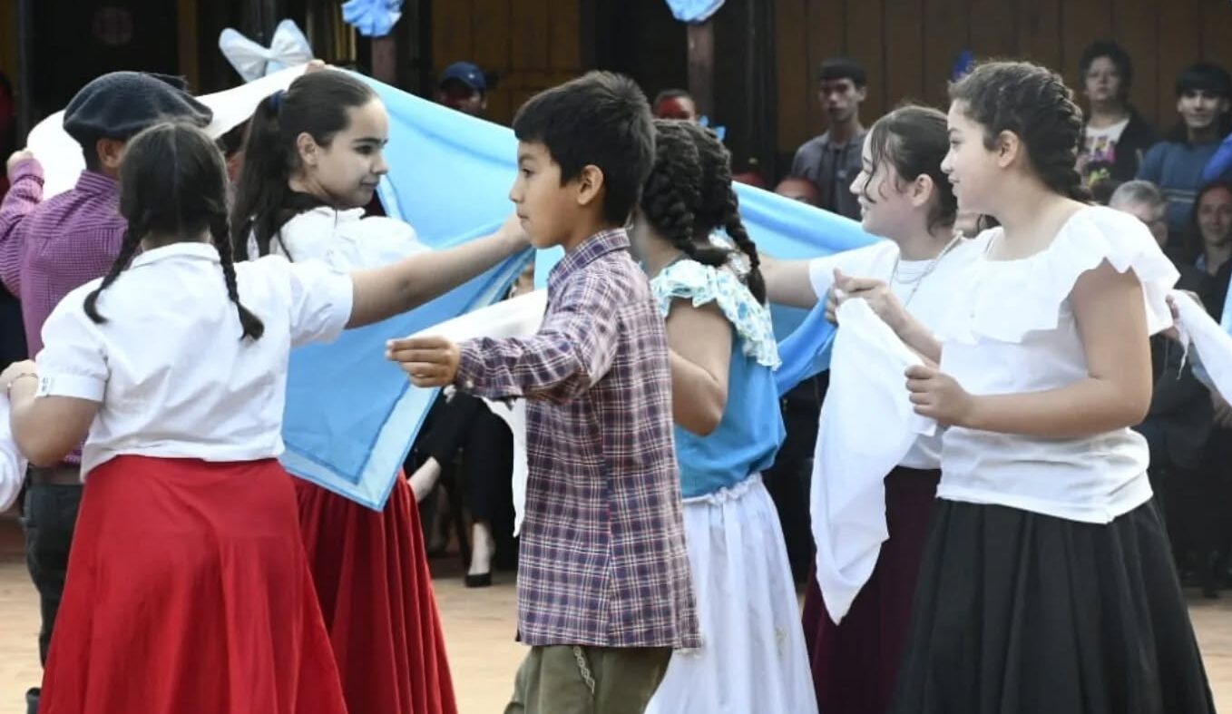 Emotivo acto por el 25 de Mayo en la Escuela N° 280 del kilómetro 14 de Eldorado