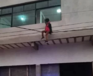 Rescataron a una mujer que estaba colgada sobre cables de media tensión