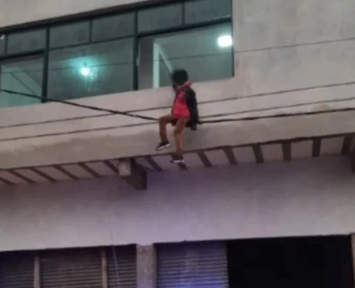 Rescataron a una mujer que estaba colgada sobre cables de media tensión